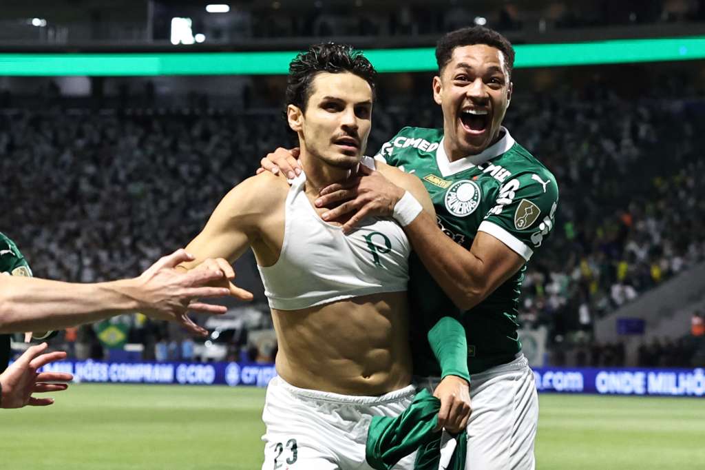 AMDEP8503. SAO PAULO (BRASIL), 30/10/2025.- Raphael Veiga (i) y Vitor Roque de Palmeiras celebran un gol este jueves, en el partido de vuelta por la semifinal de la Copa Libertadores entre Palmeiras y LDU Quito en el estadio Allianz Parque, en Sao Paulo (Brasil). EFE/ Isaac Fontana