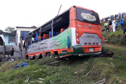 Accidente en vía Bogotá-Medellín deja al menos once personas heridas