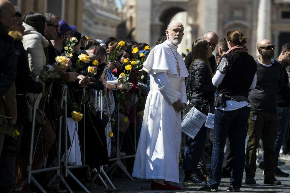 Filmación de una escena de la serie "The New Pope" dirigida por Paolo Sorrentino y protagonizada por John Malkovich.EFE