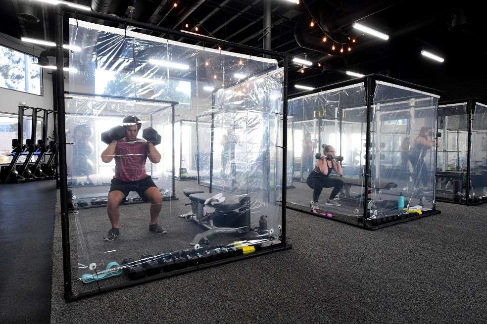 California levantó la prohibición de utilizar bolsas de un solo uso durante dos meses. En los gimnasios, por ejemplo, se debe poner estas cortinas de plástico para que las personas entrenen.