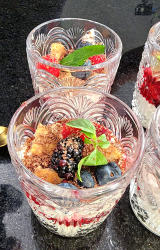 Parfait de yogur griego y frutos rojos con jengibre y galleticas de mantequilla