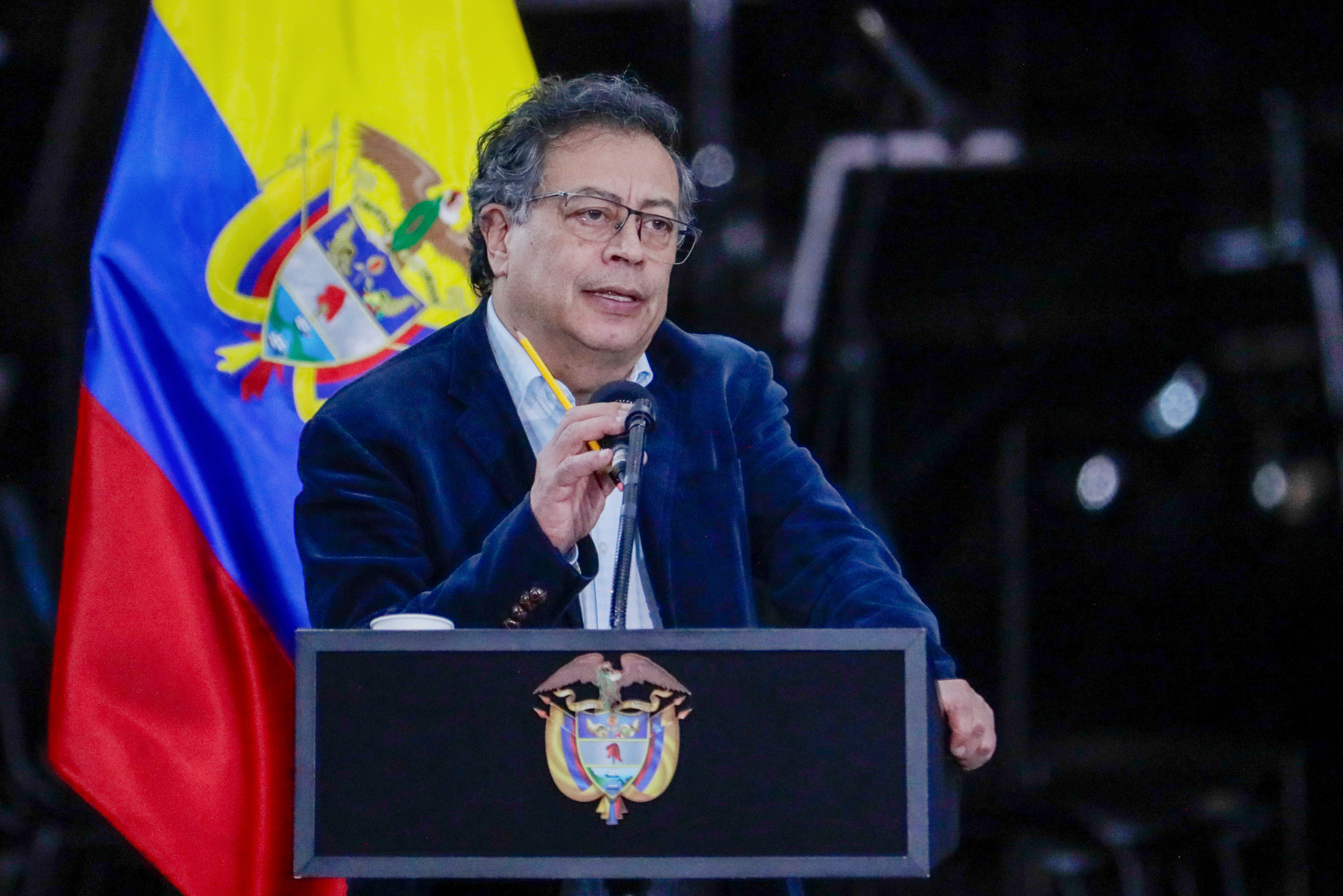 AME9988. BOGOTÁ (COLOMBIA), 08/01/2025.- Fotografía de archivo del 21 de noviembre de 2024 del presidente de Colombia, Gustavo Petro, durante la ceremonia de conmemoración del octavo aniversario de la firma del acuerdo de paz, en la Plaza de Bolívar en Bogotá (Colombia). Petro confirmó que no asistirá a la investidura de Nicolás Maduro el próximo viernes y aseveró que las elecciones del pasado 28 de julio en Venezuela "no fueron libres" por diversas razones, por lo que Colombia no las puede reconocer. EFE/ Carlos Ortega ARCHIVO