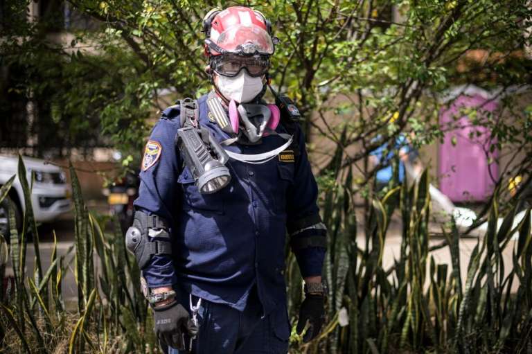 En Pereira, hay 48 bomberos que viajaron desde Bogotá y 60 más se encuentran en Cali.