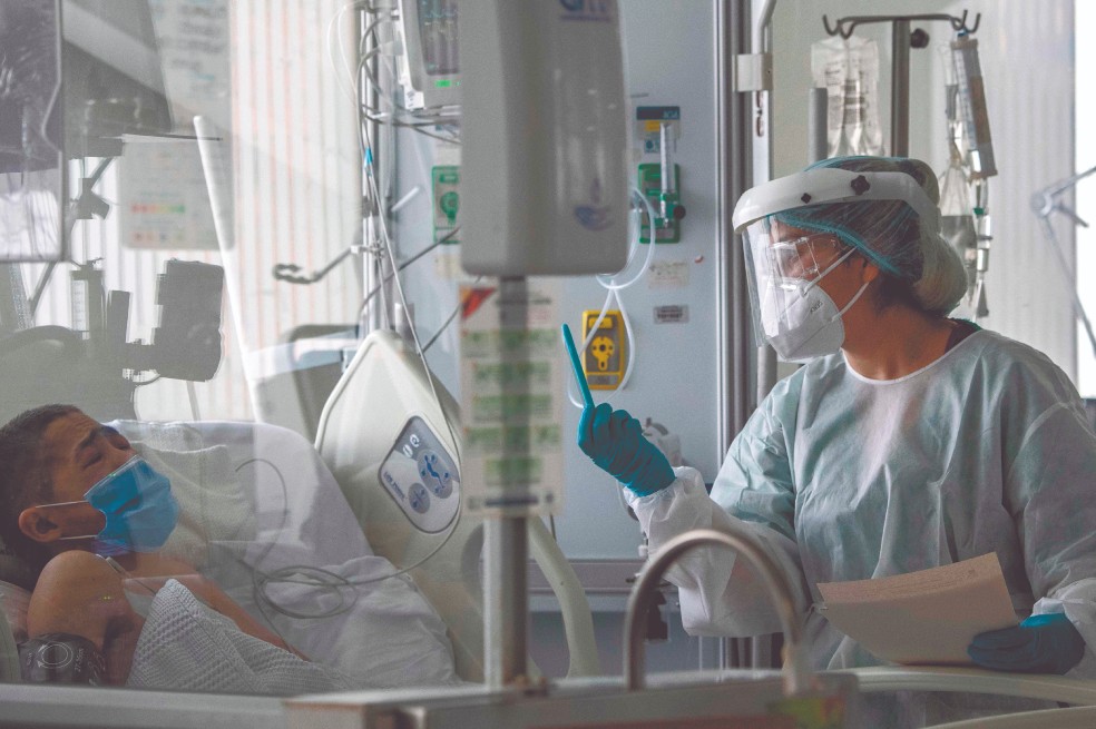 En el país hay cerca de 1.200 médicos intensivistas atendiendo la emergencia sanitaria del COVID-19.