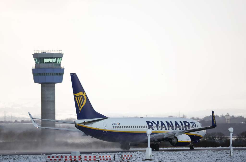 Liverpool (United Kingdom), 07/01/2025.- A Boeing 737 of Ryanair takes off from Liverpool John Lennon airport after flights had earlier been delayed and cancelled as snow fell in Liverpool, Britain, 07 January 2025. The Met Office has issued further yellow warnings for snow and ice across Northern Ireland and the west coast of Britain after heavy snowfall and rain caused widespread travel disruption and flooding. (Irlanda, Reino Unido) EFE/EPA/ADAM VAUGHAN