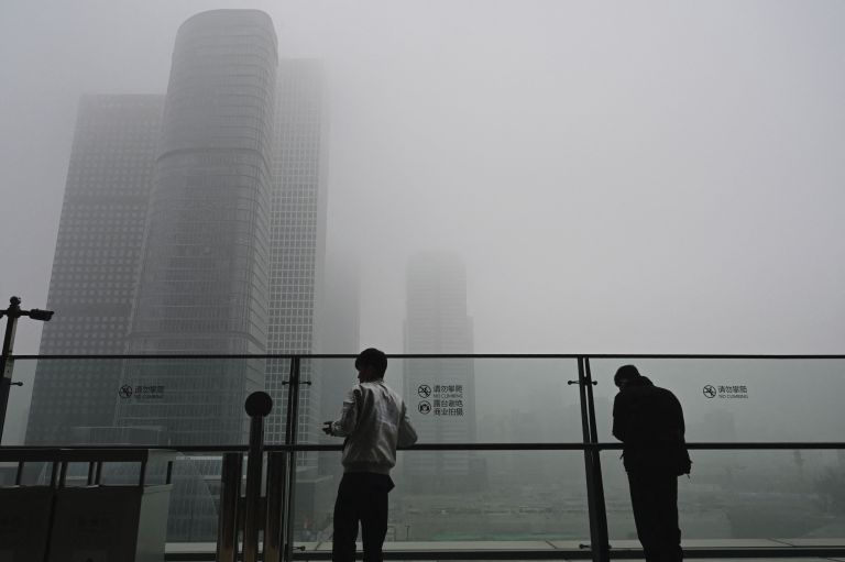 Pekín (China) amanece bajo una nube de contaminación y cierra calles y escuelas