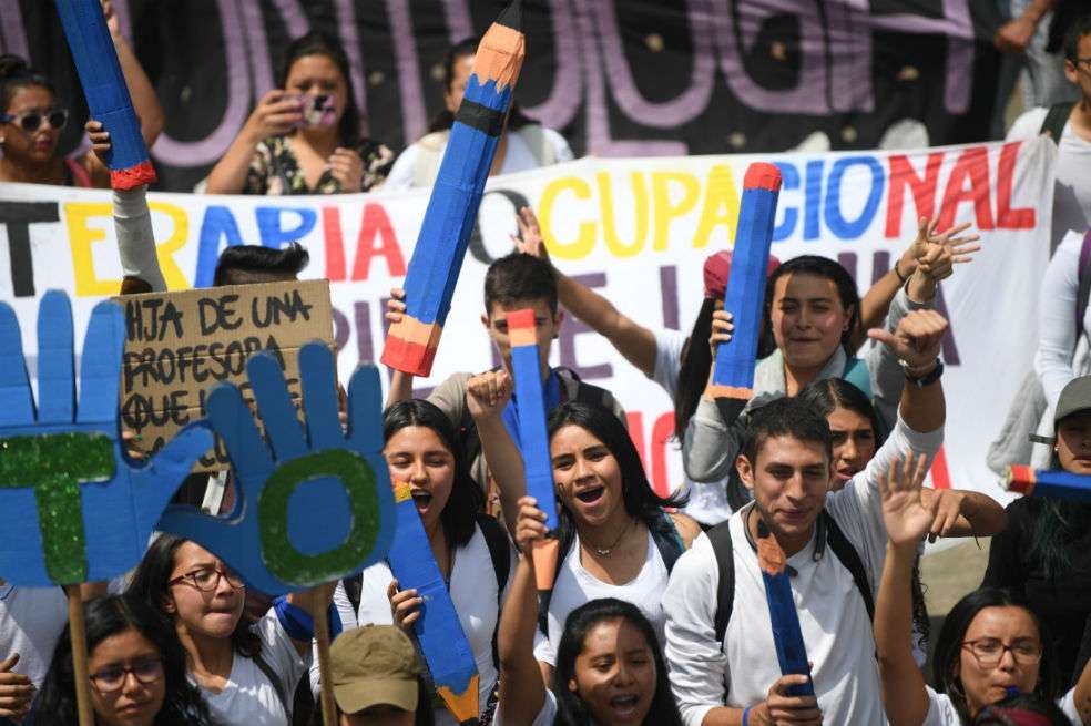 Algunas organizaciones indígenas hacen parte de los manifestantes en Medellín. / EFE
