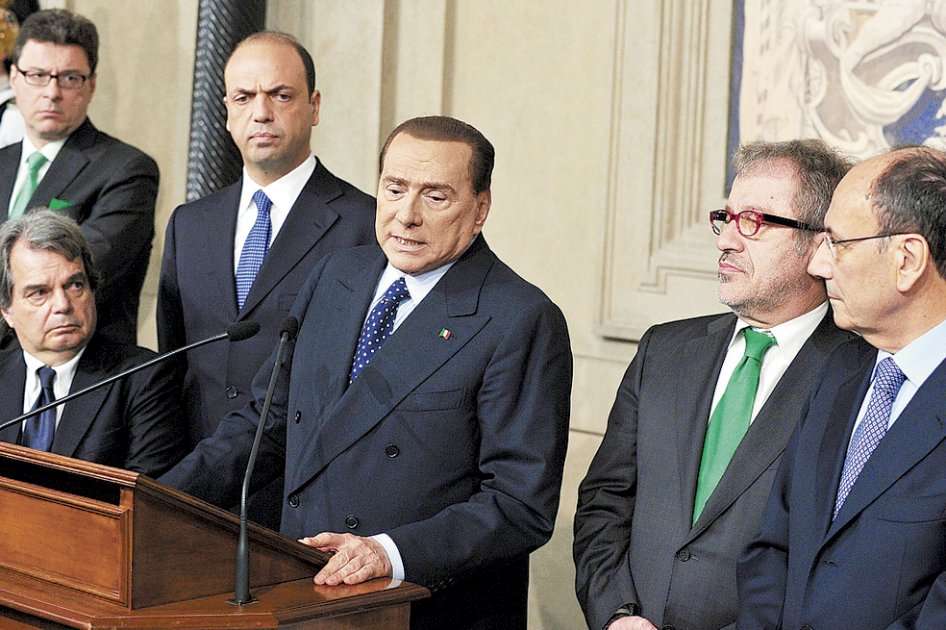 Silvio Berlusconi (centro) tiene actualmente una condena por fraude fiscal. / AFP