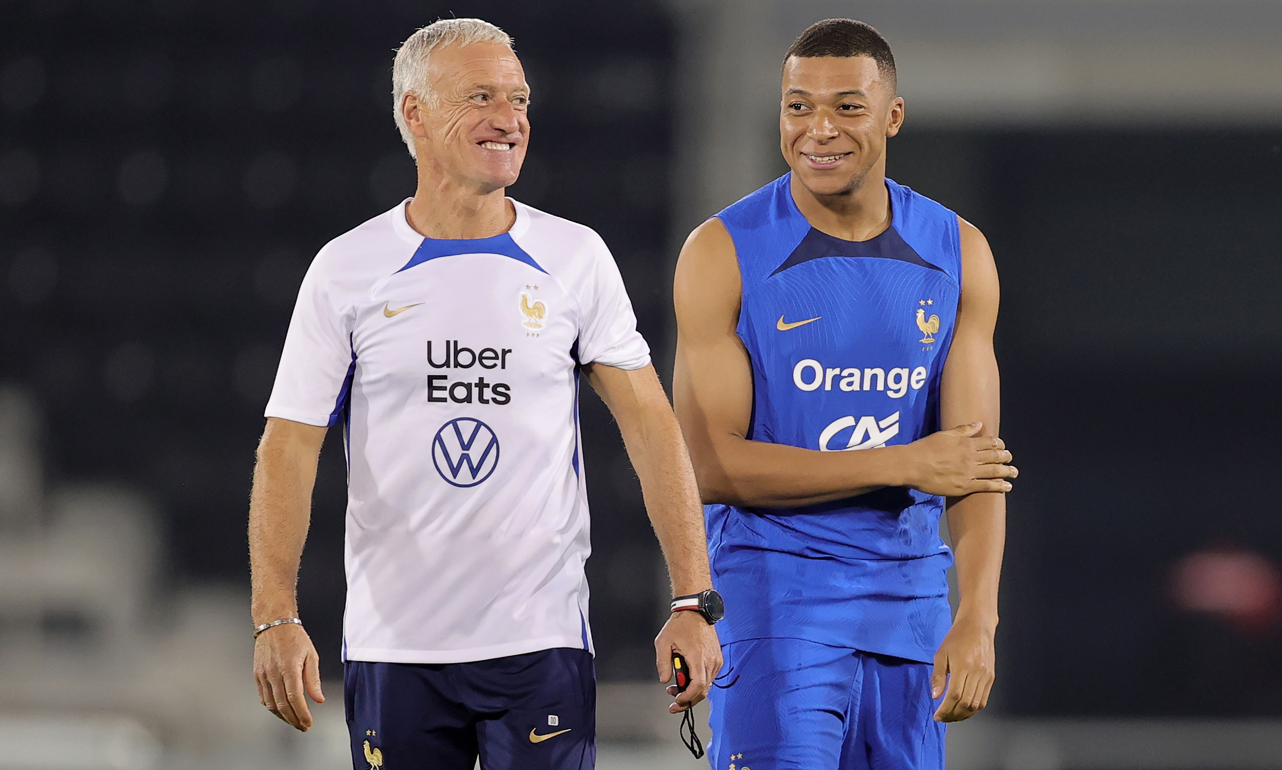 Doha (Qatar), 17/11/2022.- France's head coach Didier Deschamps (L) and Kylian Mbappe (R) attend their team's training session in Doha, Qatar, 17 November 2022. The FIFA World Cup 2022 will take place from 20 November to 18 December 2022 in Qatar. (Mundial de Fútbol, Francia, Catar) EFE/EPA/FRIEDEMANN VOGEL