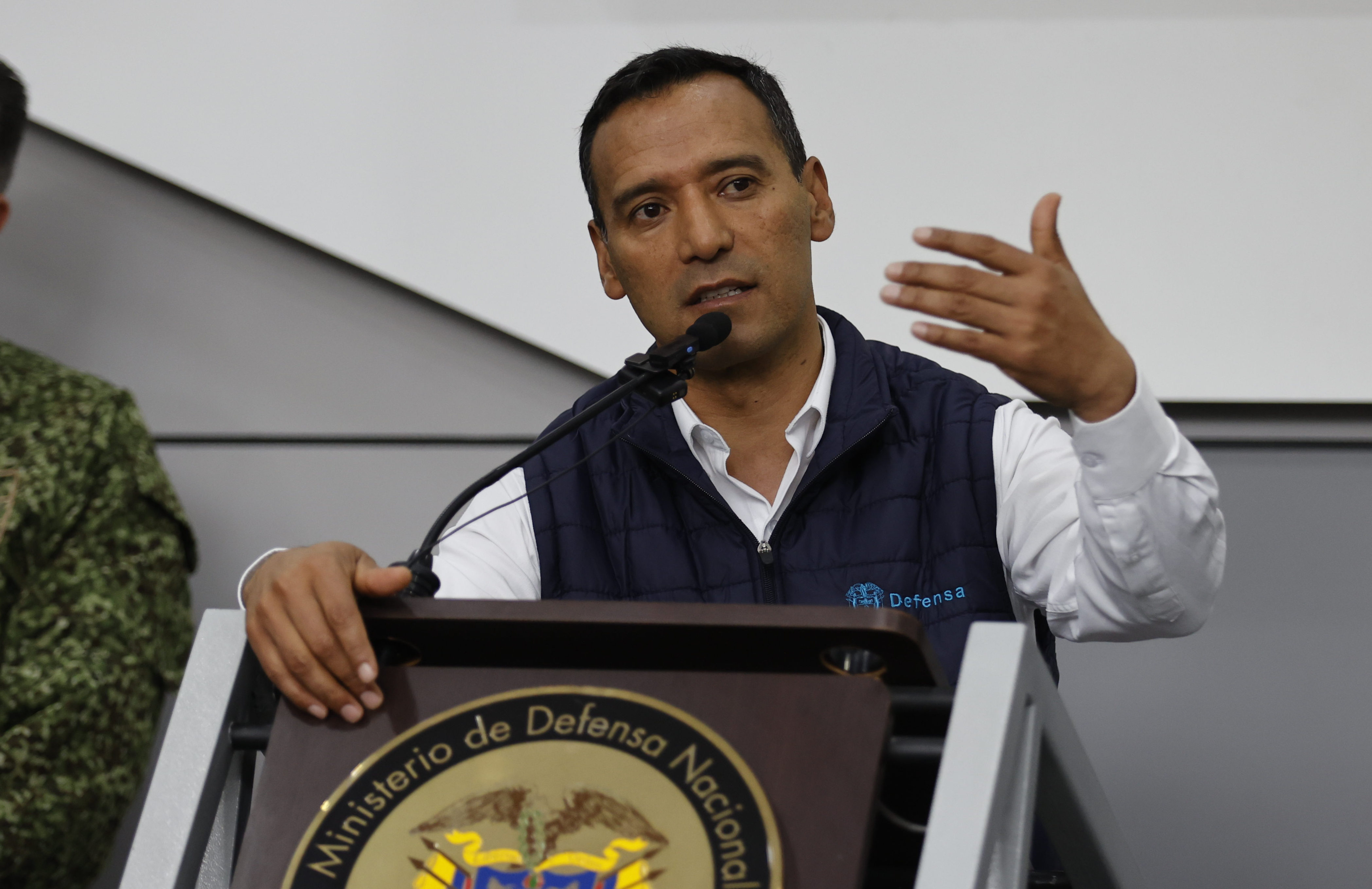 AME9033. BOGOTÁ (COLOMBIA), 13/03/2025.- El ministro de Defensa de Colombia, Pedro Sánchez, habla durante una rueda de prensa este jueves, en Bogotá (Colombia). El comandante de las Fuerzas Militares de Colombia, almirante Francisco Cubides, aseguró que en su país hay unos 21.500 individuos en armas en grupos como la guerrilla del Ejército de Liberación Nacional (ELN), disidencias de las FARC y el Clan del Golfo, la principal banda criminal del país. EFE/ Mauricio Dueñas Castañeda