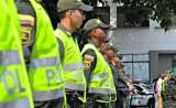 Mujer denuncia haber sido golpeada y robada por patrullero en Cali