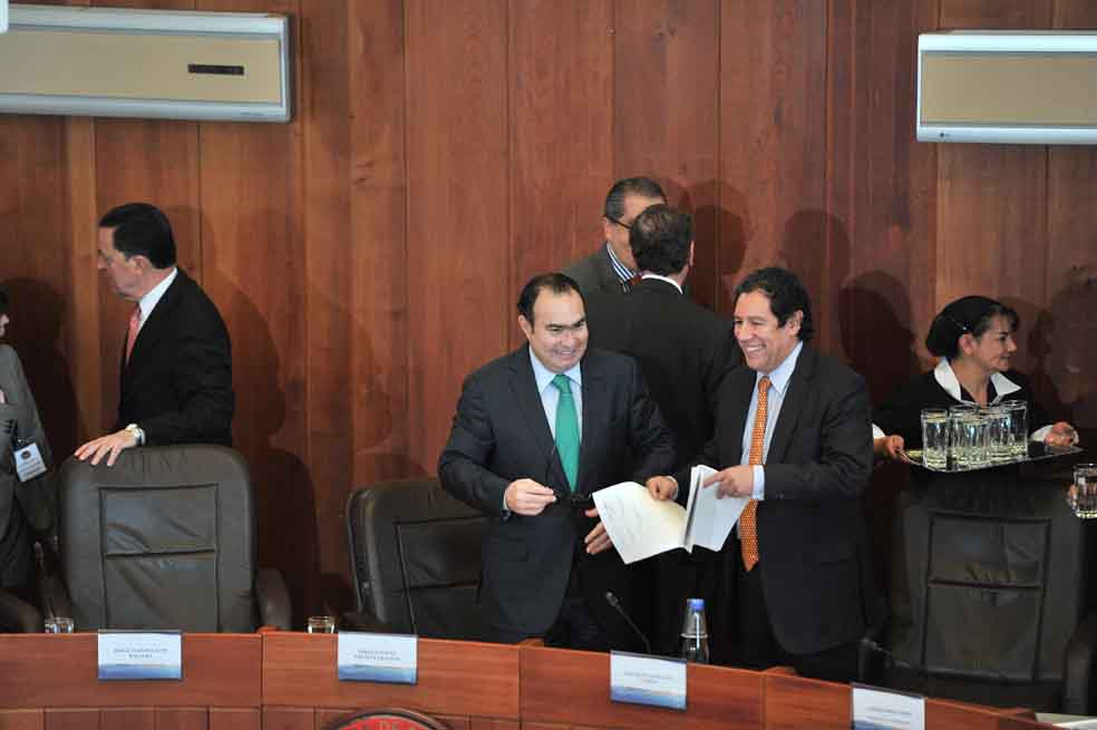Los magistrados de la Corte Constitucional Jorge Pretelt (izq.) y Mauricio González. El primero es ponente del Marco Legal para la Paz. / David Campuzano