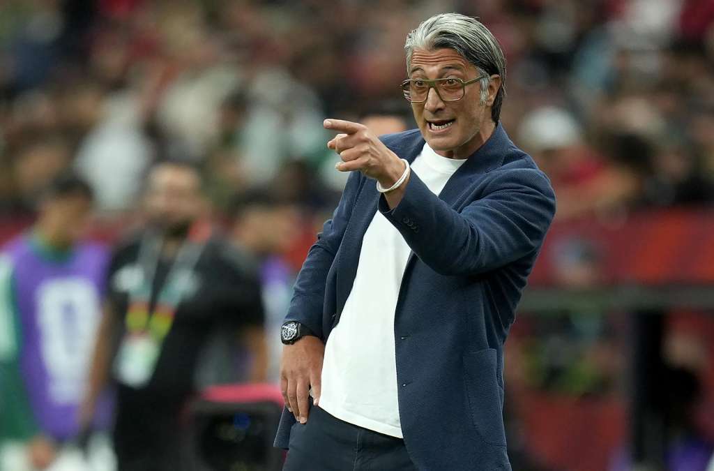 VANCOUVER (Canada), 03/07/2026.- Switzerland's head coach Murat Yakin gestures on the touchline during the FIFA World Cup 2026 Round of 32 match Switzerland against Algeria, in Vancouver, Canada, 02 July 2026. E (Suiza) EFE/EPA/BOB FRID