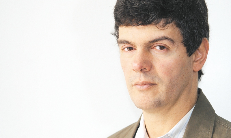 El escritor colombiano Enrique Serrano, autor de la novela “Donde no te conozcan”. /Óscar Pérez - El Espectador