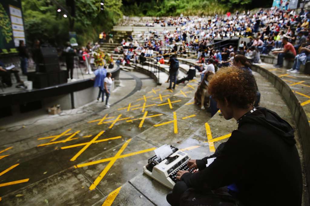 MED106 - MEDELLÍN (COLOMBIA), 23/07/2022.- Un hombre escribe en una máquina de escribir durante la inauguración del 32° Festival Internacional de Poesía, en el teatro al aire libre Carlos Vieco, en Medellín (Colombia). Este 23 de julio inició el 32° Festival Internacional de Poesía de Medellín en su modalidad presencial, con la presencia de poetas y poetisas de más de 83 países EFE/ Luis Eduardo Noriega A
