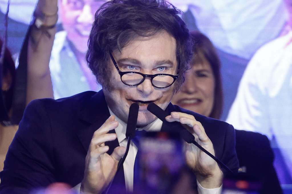 AME2283. BUENOS AIRES (ARGENTINA), 26/10/2025.- El presidente de Argentina, Javier Milei, habla tras conocer los resultados de las elecciones legislativas este domingo, en Buenos Aires (Argentina). La Libertad Avanza (LLA), el partido del presidente de Milei, ganó las elecciones legislativas con el 39 % de los votos, mientras que la peronista Fuerza Patria y sus aliados obtuvieron el 29,4 %, según datos oficiales. EFE/ Juan Ignacio Roncoroni