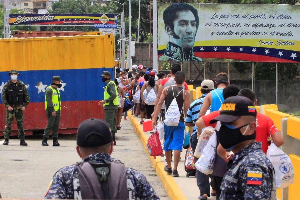 CUC400 CÚCUTA (COLOMBIA), 15/06/2022.- Fotografía de archivo fechada el 21 de agosto de 2020 que muestra a un grupo de venezolanos regresando a su país a través del Puente Internacional Simón Bolivar, en Cúcuta (Colombia). Cualquiera que sea el ganador de las elecciones presidenciales del próximo domingo en Colombia las relaciones con Venezuela, rotas hace tres años, también sentirán el cambio por la intención de ambos candidatos de sacarlas del limbo, comenzando por la reapertura de la frontera. EFE/ Mario Caicedo