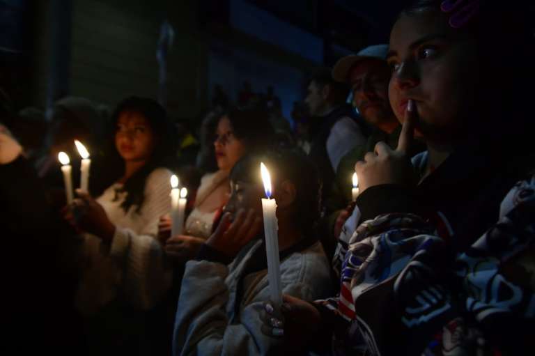 Velatón en el barrio La Sierra, San Cristóbal, por la salud de los niños que se debaten entre la vida y la muerte tras un grave accidente.