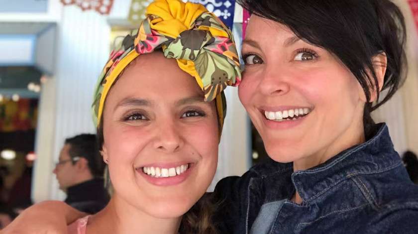 Carolina Gómez junto a su hermana menor Sylvana Gómez.