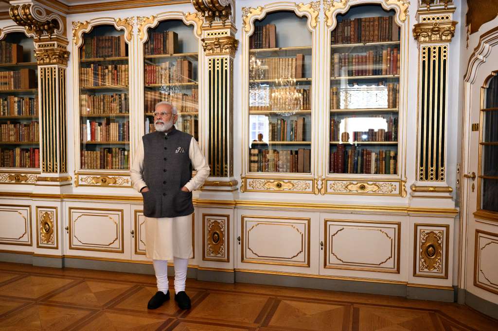 Copenhagen (Denmark), 04/05/2022.- Indian Prime Minister Narendra Modi looks on prior to a meeting with his Swedish counterpart at Christiansborg Castle in Copenhagen, Denmark, 04 May 2022. The meeting is held in the framework of the India-Nordic summit. (Dinamarca, Copenhague) EFE/EPA/Philip Davali DENMARK OUT