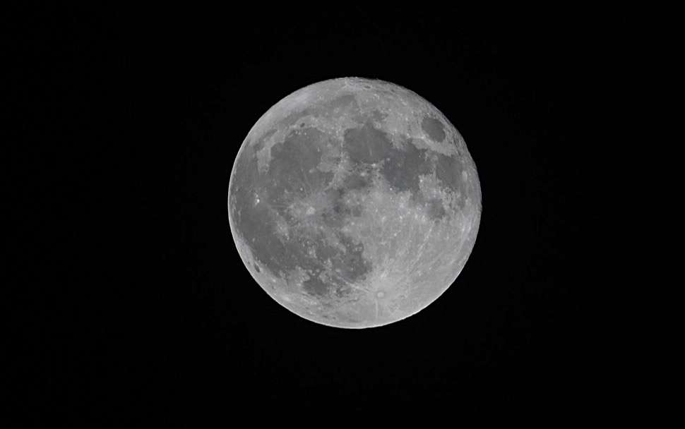 GRAF1709. ALCALÁ DE HENARES, 15/06/2022.- Vista de la última luna llena de esta primavera, una superluna conocida como "superluna de fresa", hoy martes en Alcalá de Henares. EFE/Alcalá de Henares