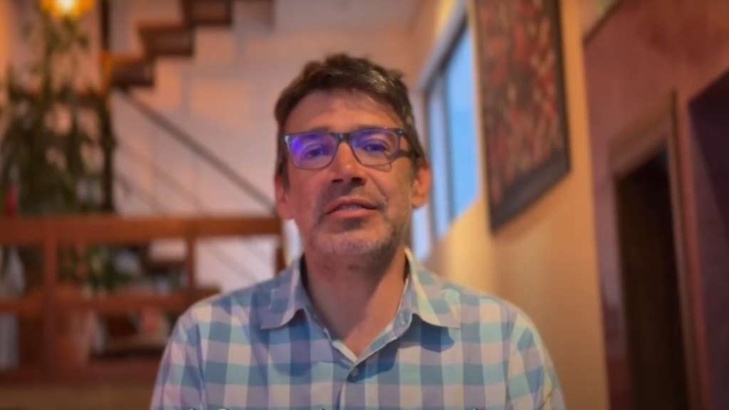 Antonio García Ángel obtuvo un grado en Literatura y otro en Comunicación, ambos en la Universidad Javeriana de Bogotá.