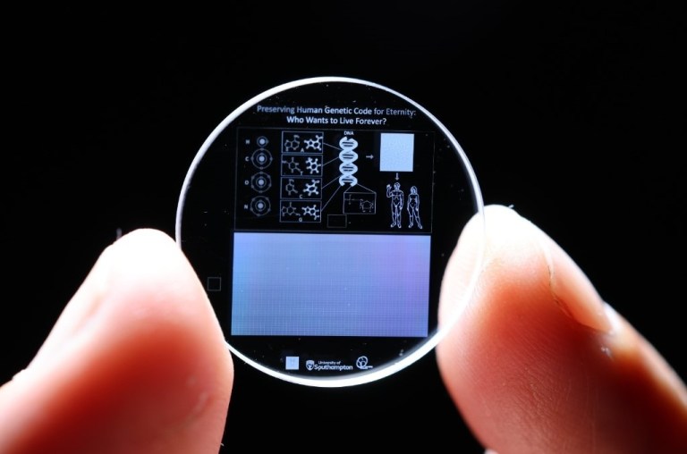 Científicos almacenan genoma humano en cristal construido para durar miles de millones de años