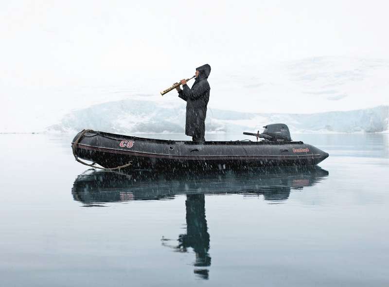 David Rothenberg toca el clarinete con una banda de pájaros. Tiene una gran conexión con el mundo natural. / Cortesía