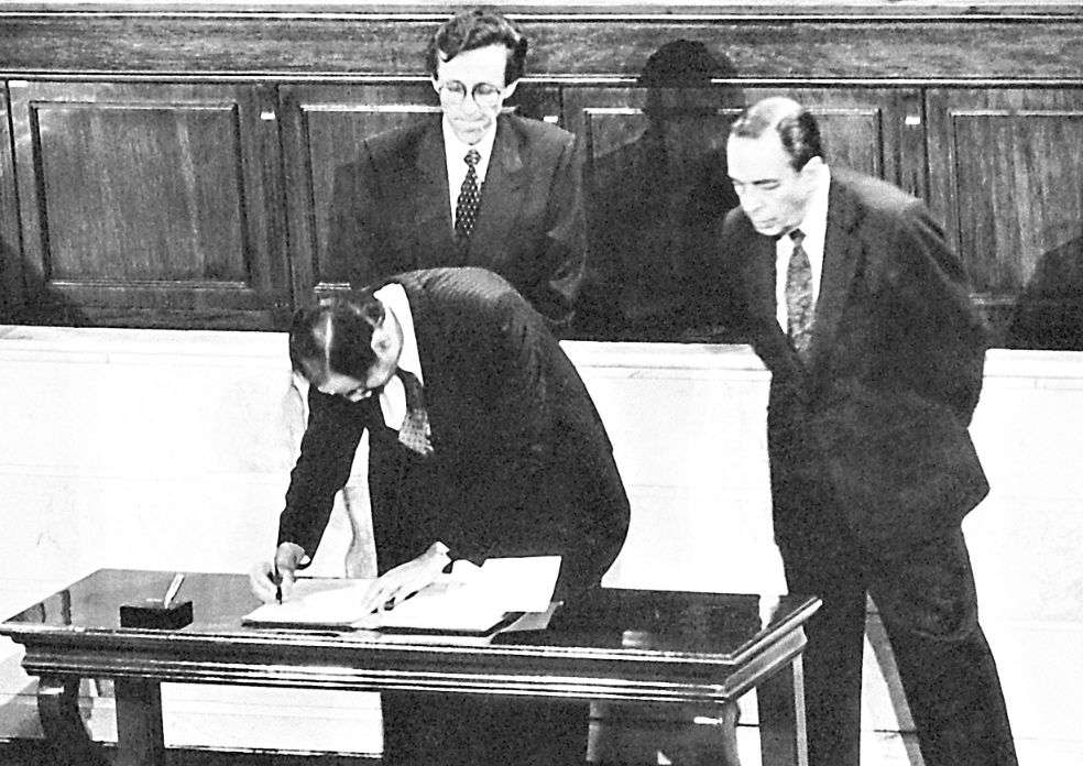 Horacio Serpa firma el acta junto a Antonio Navarro y Álvaro Gómez. Los tres presidieron la Asamblea Nacional que creó una nueva Constitución para Colombia el 4 de julio de 1991. / Archivo - El Espectador