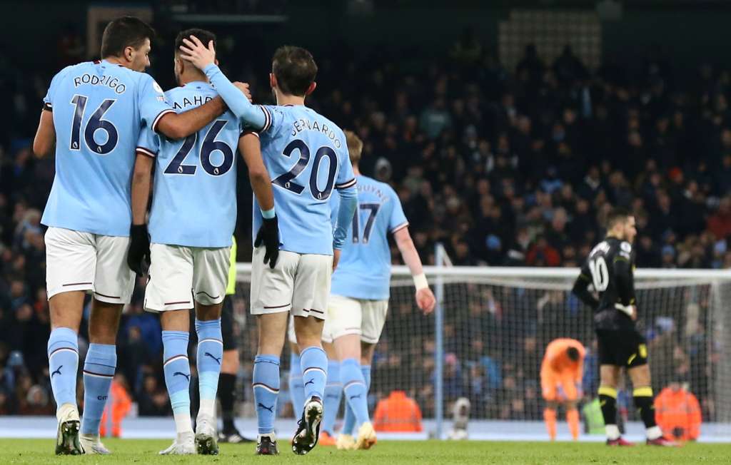 Manchester (United Kingdom), 12/02/2023.- Manchester City's Riyad Mahrez (C) celebrates with teammates after scoring the 3-0 goal during the English Premier League soccer match between Manchester City and Aston Villa in Manchester, Britain, 12 February 2023. (Reino Unido) EFE/EPA/Adam Vaughan EDITORIAL USE ONLY. No use with unauthorized audio, video, data, fixture lists, club/league logos or 'live' services. Online in-match use limited to 120 images, no video emulation. No use in betting, games or single club/league/player publications