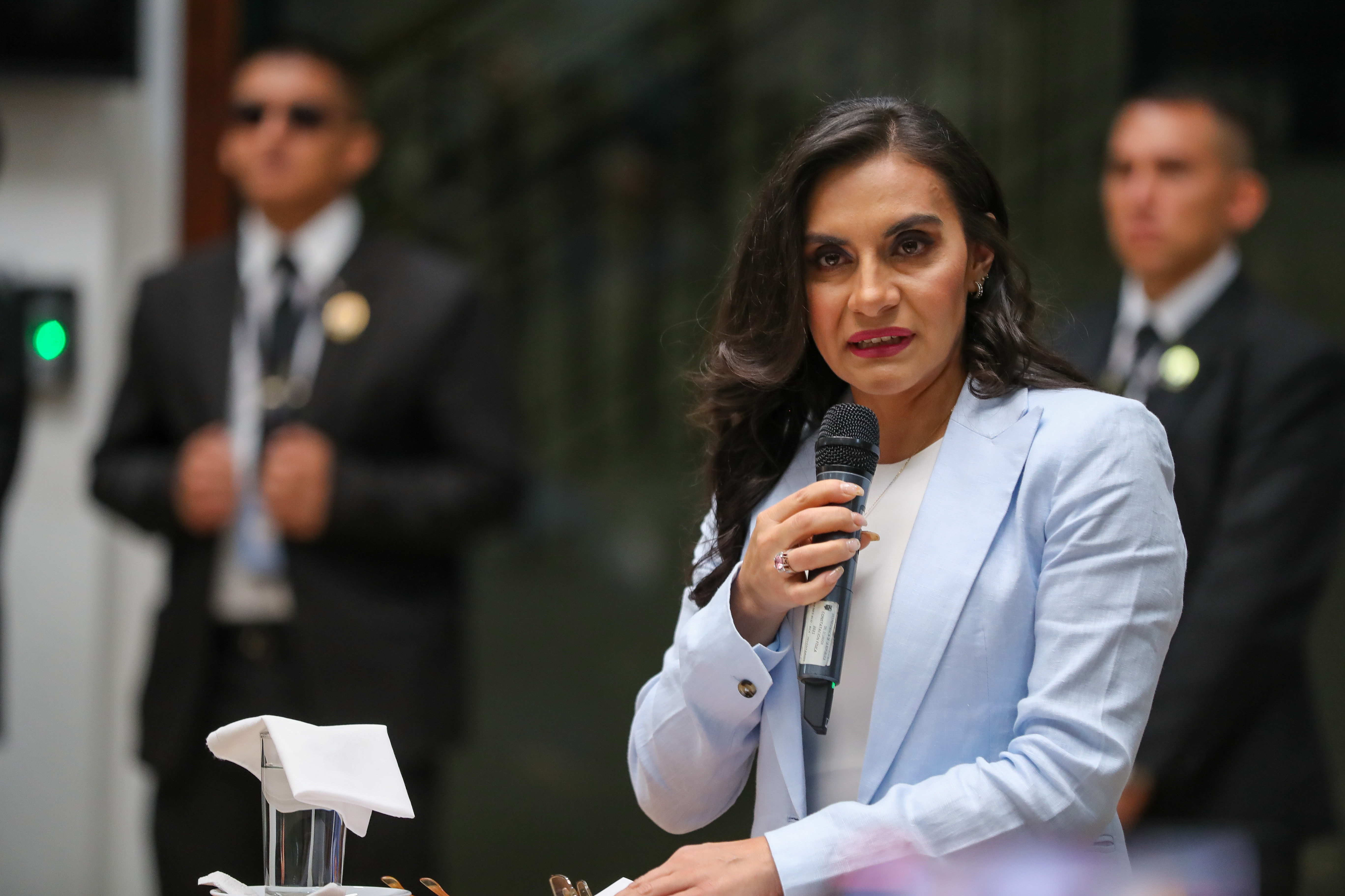 AME403. BOGOTÁ (COLOMBIA), 19/07/2024.- Fotografía de archivo que muestra a la vicepresidenta de Ecuador, Verónica Abad, durante una rueda de prensa, el 28 de noviembre de 2023, en Quito (Ecuador). Abad aseguró en una entrevista con EFE que se siente en un laberinto del que aún no encuentra salida, producto de un enfrentamiento abierto con el presidente Daniel Noboa, a quien acusa de estar detrás de un presunto hostigamiento para forzarla a renunciar. EFE/ José Jácome ARCHIVO