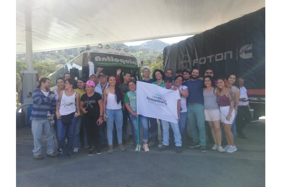 Líderes sociales, organizaciones defensoras de Derechos Humanos, medios de comunicación, campesinos, entre otros forman parte de la Caravana Humanitaria por el Bajo Cauca. / Tomada de Twitter @CorpoJuridicaLi