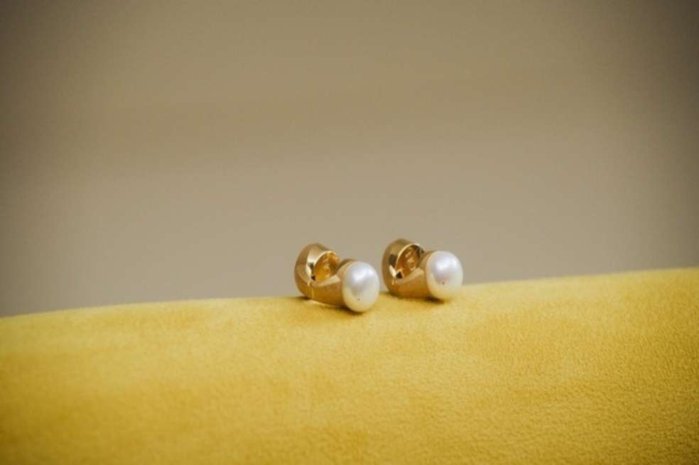 Aretes de perlas con auriculares incorporados.