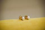 Crean unos aretes de perlas con auriculares incorporados