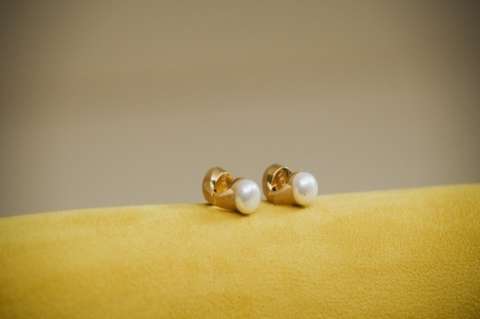 Crean unos aretes de perlas con auriculares incorporados