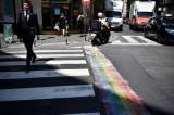 París instala pasos de cebra permanentes con los colores de la bandera gay