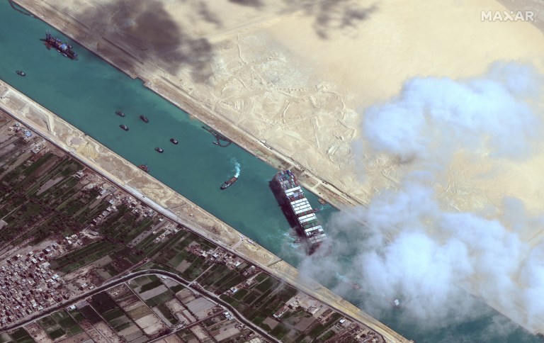 Canal del Suez: comienza la reorientación de buque encallado para desbloquear el paso