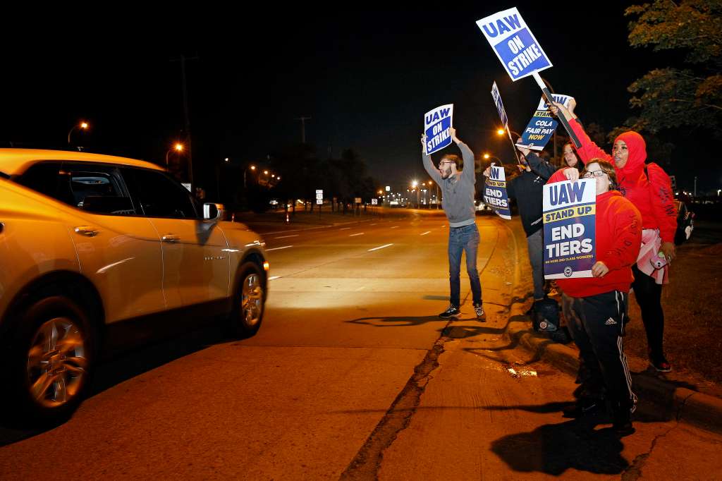 -FOTODELDÍA- DETROIT (ESTADOS UNIDOS), 15/09/2023.- Miembros del Sindicato Unido de Trabajadores del Automóvil protestan fuera de la planta de ensamblake de Ford Michigan en Wayne, este viernes en Estados Unidos. Los miembros del UAW abandonaron se declararon en huelga como respuesta a las negociaciones fallidas con los tres grandes fabricantes de automóviles: General Motors, Ford y Stellantis. la empresa matriz de Jeep y Chrysler. EFE/ Mike Mulholland