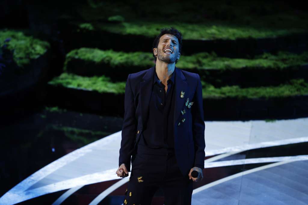 Hollywood (United States), 27/03/2022.- Colombian singer Sebastian Yatra performs 'Dos Oruguitas' from the movie 'Encanto' during the 94th annual Academy Awards ceremony at the Dolby Theatre in Hollywood, Los Angeles, California, USA, 27 March 2022. The Oscars are presented for outstanding individual or collective efforts in filmmaking in 24 categories. (Estados Unidos) EFE/EPA/ETIENNE LAURENT EPA-EFE/ETIENNE LAURENT