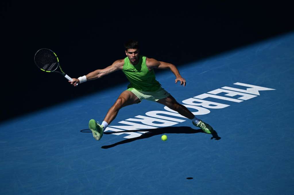 FOTODELDÍA MELBOURNE (Australia), 21/01/2026.- El español Carlos Alcaraz en acción durante el partido de segunda ronda masculino contra Yannick Hanfmann, de Alemania, en el cuarto día del Abierto de Australia 2026, en Melbourne Park, Australia, el 21 de enero de 2026. EFE/ James Ross PROHIBIDO SU USO EN AUSTRALIA Y NUEVA ZELANDA