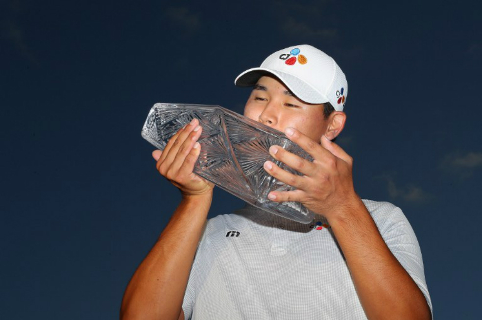 Si Woo Kim besa el trofeo del The Players. / AFP