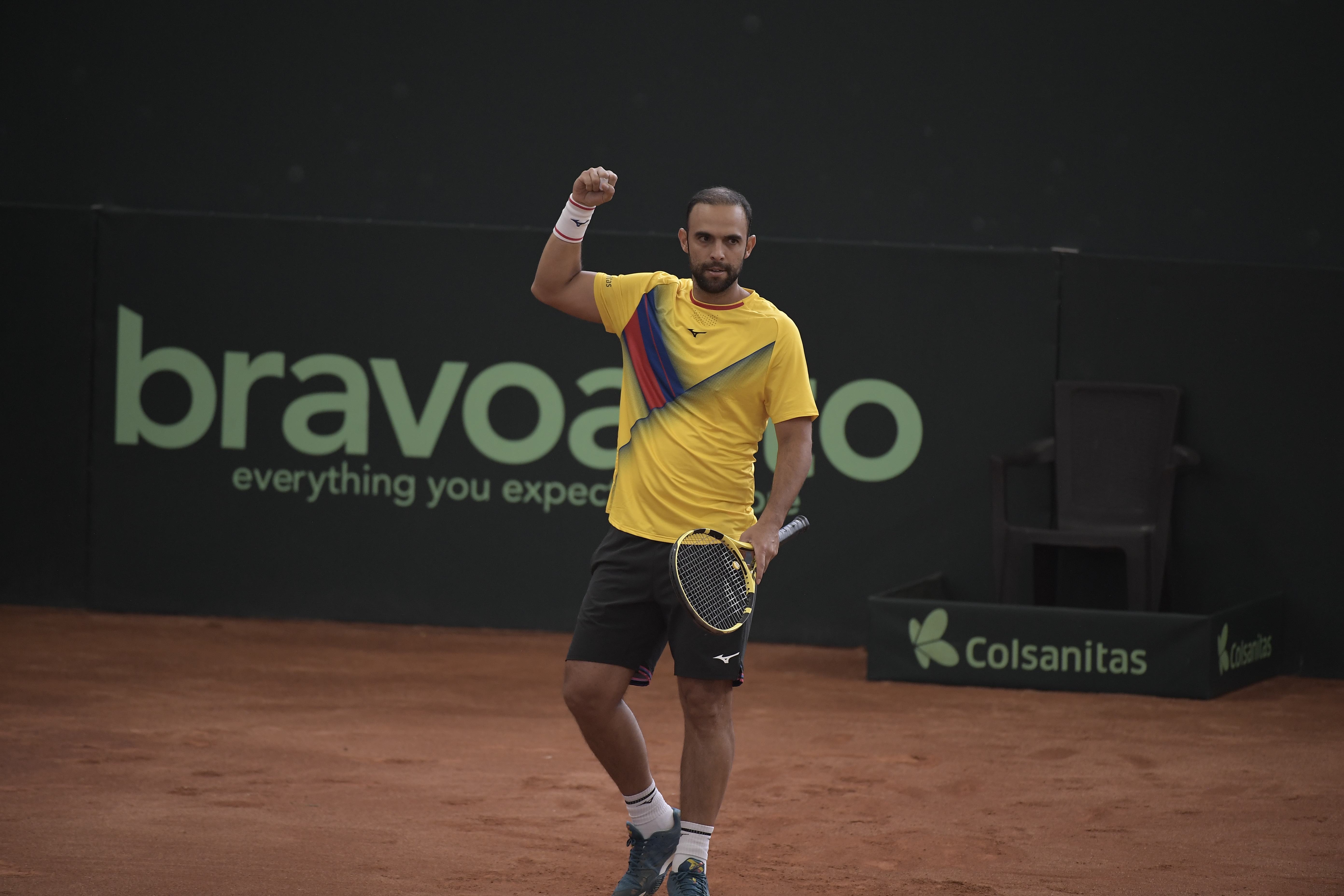 Tenista de colombiano en el partido de dobles vs los tenistas de Gran Bretaña Neal Skupski y Daniel Evans, por el tercer punto del Qualifiers, realizado en Pueblo Viejo Country Club, Cota, Colombia.