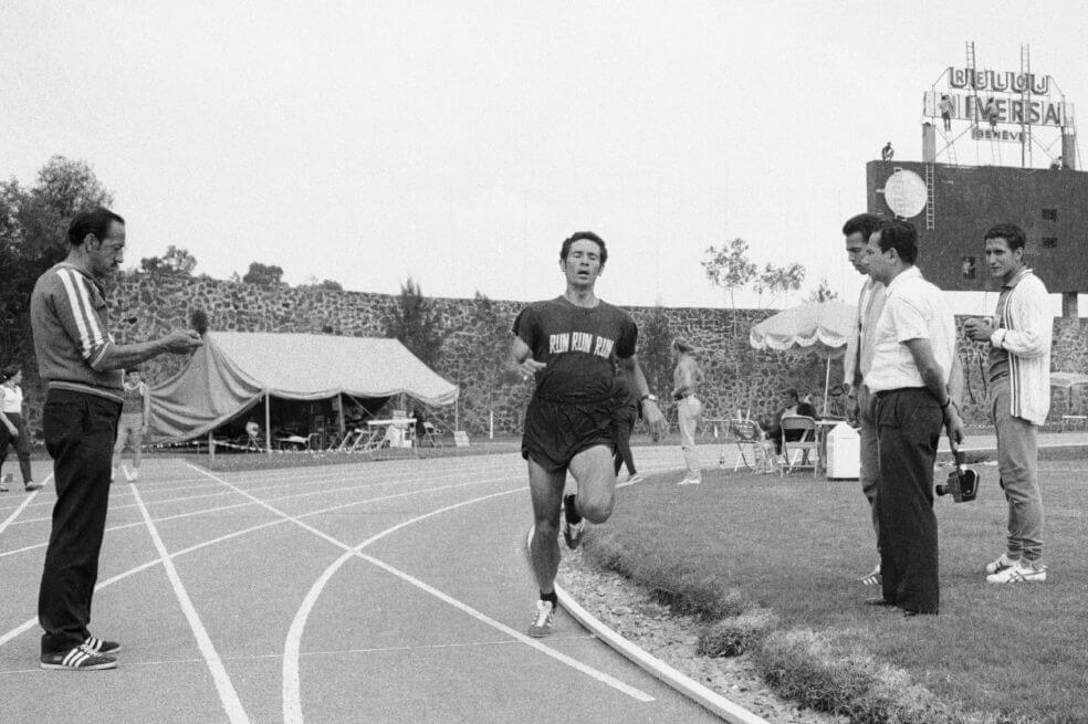 Álvaro Mejía en una sesión de preparación a finales de la década del 60, en el siglo pasado. A la izquierda, el entrenador Carlos Ávila. / Archivo El Espectador