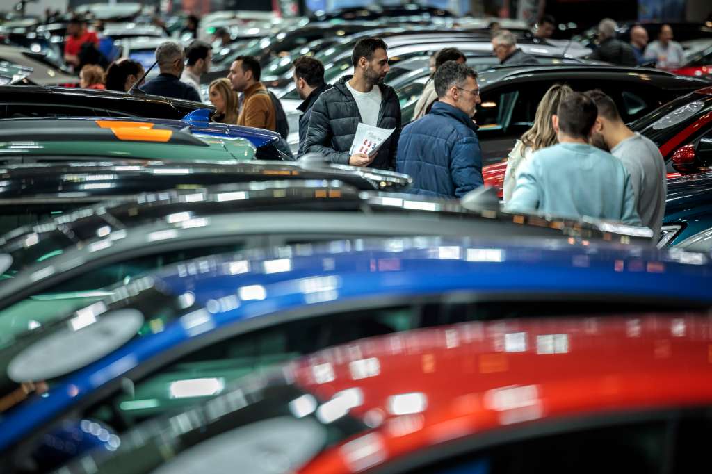 FOTODELDÍA GRAFCVA4148. VALENCIA, 05/12/2024.- Tres cuotas gratis, financiación sin entrada o coches de entrega inmediata son las ofertas de la vigésimosexta edición de la Feria del Automóvil, que pretende dar alternativas a los propietarios de miles de vehículos destruidos por la dana, con más de 4.000 coches a la venta, entrada gratuita a los residentes de las localidades afectadas y autobuses lanzadera desde la comarca de l’Horta Sud. EFE/Biel Aliño