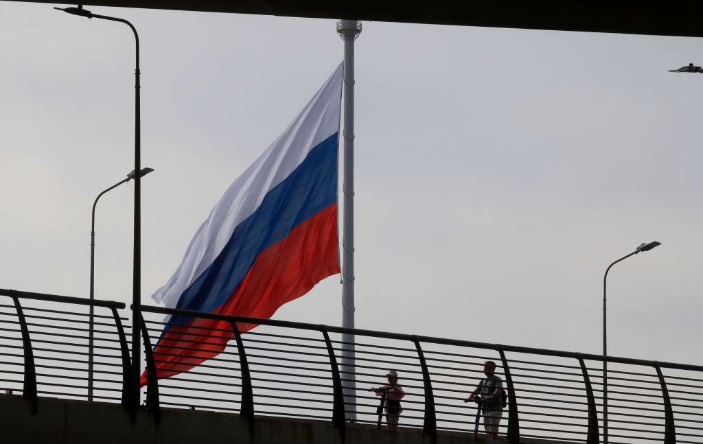 St. Petersburg (Russian Federation), 19/06/2023.- The huge national flag of Russia raised by Gazprom on the coast of the Gulf of Finland in St. Petersburg, Russia, 20 June 2023. (Finlandia, Rusia, San Petersburgo) EFE/EPA/ANATOLY MALTSEV