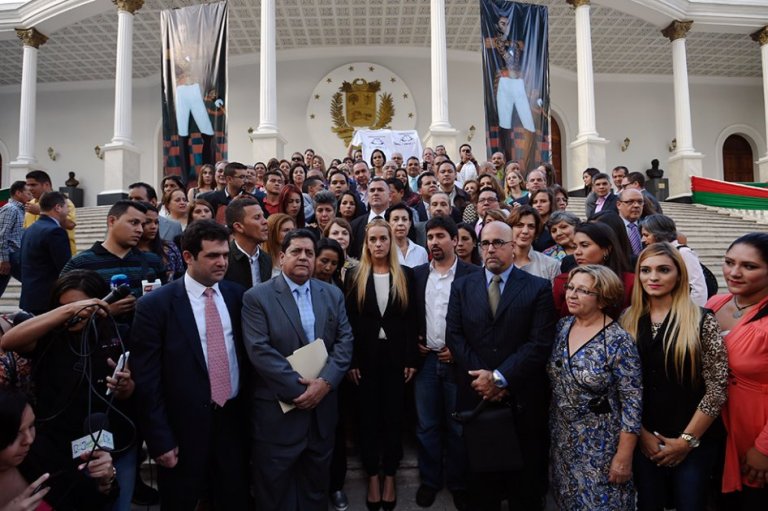 Oposición venezolana, contra las cuerdas tras bloqueo judicial a Parlamento