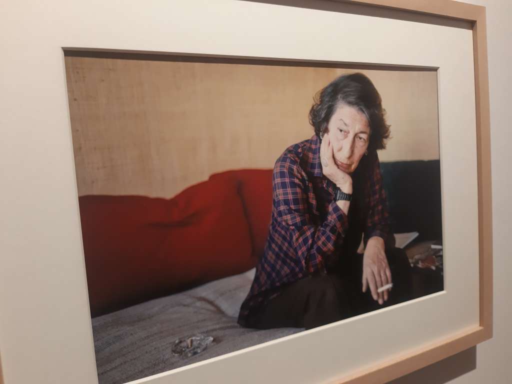 GRAF6902. PARÍS, 21/10/2022.- Vista del autorretrato de Gisèle Freund datado en 1975, expuesto en la Casa de América de París. El comisario de la exposición, el uruguayo Juan Álvarez Márquez, repasa las 72 obras de la muestra consagrada a Freund, "Ce sud si lointain" ("Ese sur tan distante"), expuestas en la Casa de América Latina de la capital francesa hasta el 7 de enero de 2023. Frida Kahlo, Jorge Luis Borges, Pablo Neruda, Rafael Alberti y Evita Perón pasaron por las perspicaces lentes de Gisèle Freund (1908-2000), pionera en los retratos fotográficos a personalidades hispanoamericanas del siglo XX y cuyo trabajo se expone desde hoy en París. EFE/Antonio Torres Del Cerro