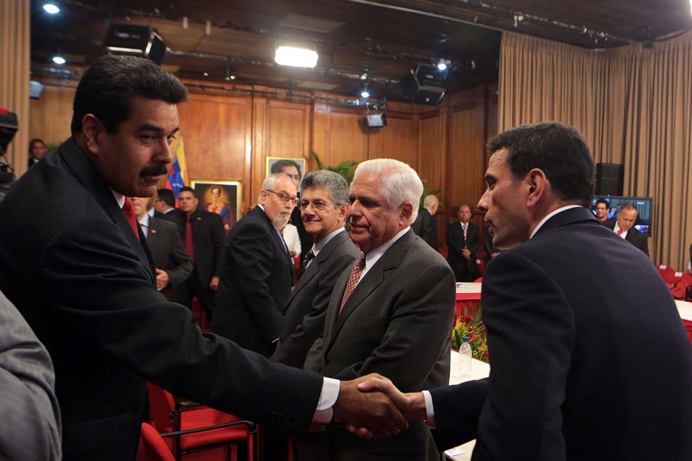 El presidente Nicolás Maduro saludó al líder de la oposición, Henrique Capriles, durante la primera jornada de diálogo en Miraflores. / AFP
