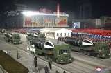 Corea del Norte exhibe sus misiles en un desfile militar