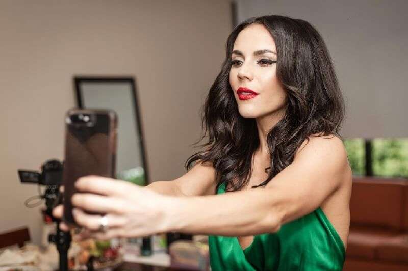 La actriz y cantante Carolina Gaitán, “La Gaita”, lanzó hace unos días la bachata “El primer beso”. / Cortesía